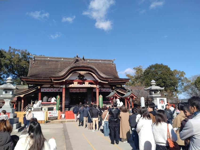 �����̑O�ɗ����Ă��錢�Ɛl

AI �����R���e���c�͌����܂މ\��������܂��B