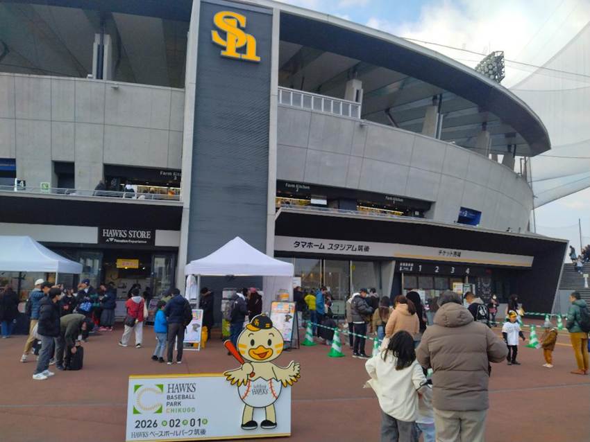 建物の前を歩く人々
AI 生成コンテンツは誤りを含む可能性があります。