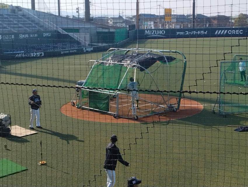 ネット裏から見た野球場
AI 生成コンテンツは誤りを含む可能性があります。