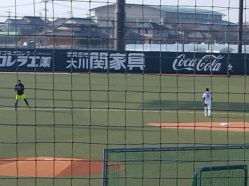 野球の試合中の選手たち
AI 生成コンテンツは誤りを含む可能性があります。