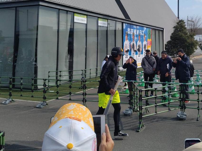 人, 屋外, 建物, 男 が含まれている画像
AI 生成コンテンツは誤りを含む可能性があります。