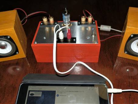 �ؐ��e�[�u���̏�ɒu���ꂽ�d�q�@��

�����x�̐��x�Ŏ����I�ɐ������ꂽ����