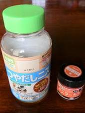 �J�E���^�[�ɒu���Ă���l�X�Ȏ�ނ̕r

�����I�ɐ������ꂽ����