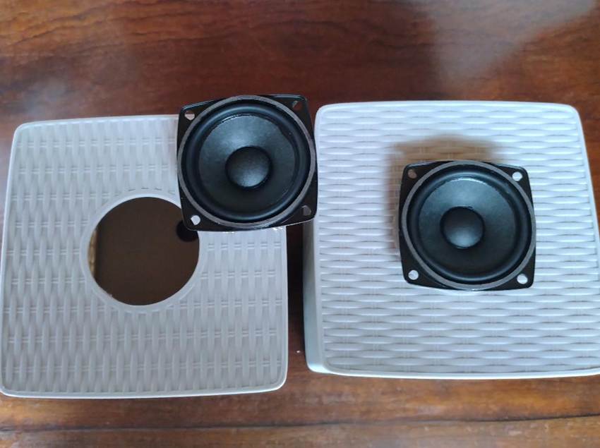 �e�[�u���ɒu���ꂽ�J����

AI �����R���e���c�͌����܂މ\��������܂��B