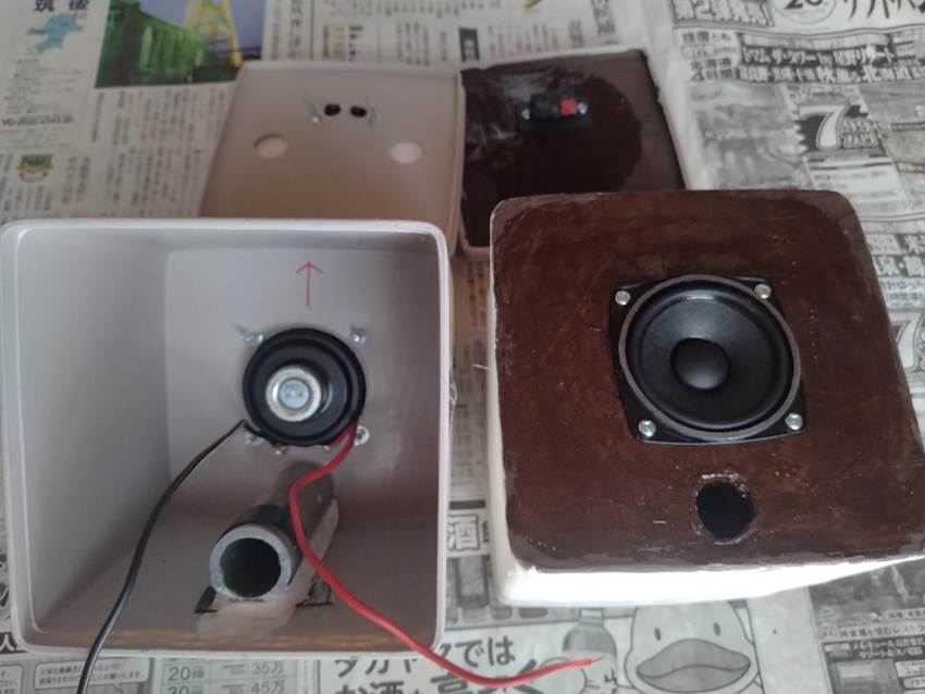 �d�q�@��̏�ɒu���ꂽ�J����

AI �����R���e���c�͌����܂މ\��������܂��B