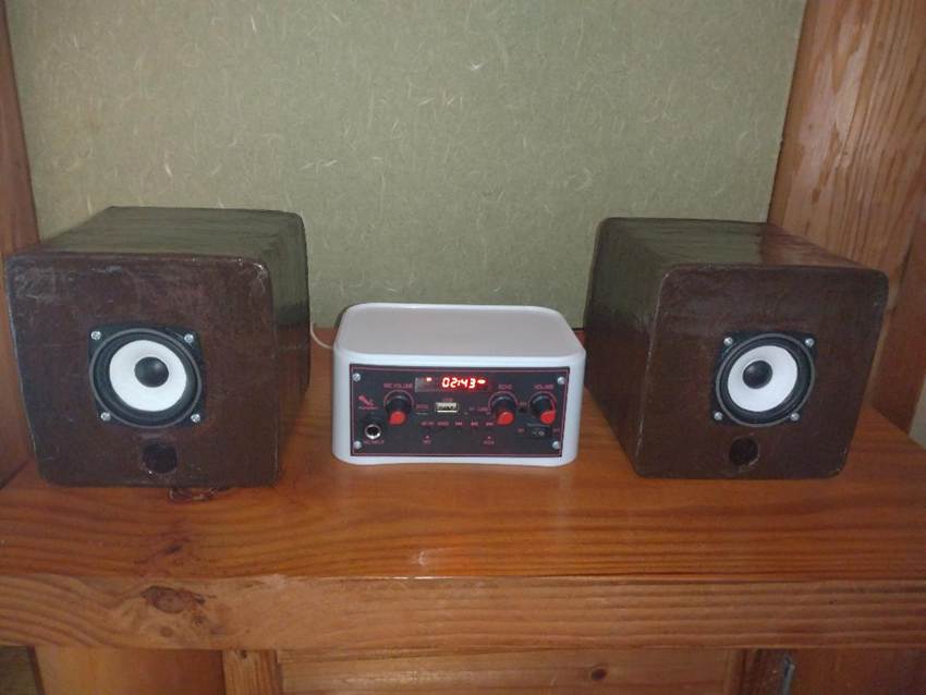 �ؐ��e�[�u���̏�ɒu���ꂽ�X�s�[�J�[

AI �����R���e���c�͌����܂މ\��������܂��B