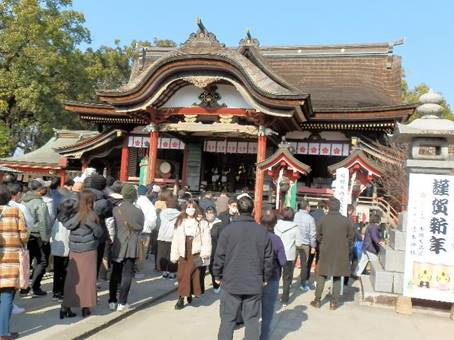 �����̑O�ɗ����Ă���l�X

�����x�̐��x�Ŏ����I�ɐ������ꂽ����