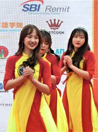 �J���t���ȃh���X�𒅂���������

�����I�ɐ������ꂽ����