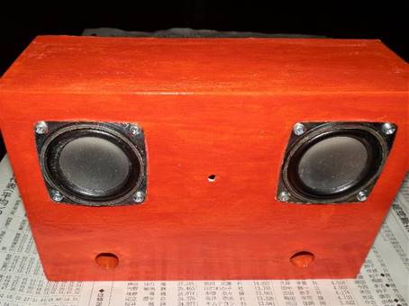 ��̏�ɒu���ꂽ�X�s�[�J�[

�Ⴂ���x�Ŏ����I�ɐ������ꂽ����