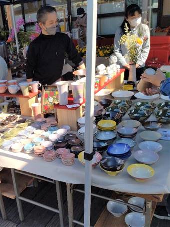 ���X�g�����̃e�[�u���ŐH�������Ă���l�B

�����x�̐��x�Ŏ����I�ɐ������ꂽ����