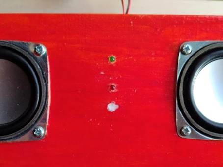 �X�s�[�J�[�̏�ɒu���ꂽ�d�q�@��

�����x�̐��x�Ŏ����I�ɐ������ꂽ����