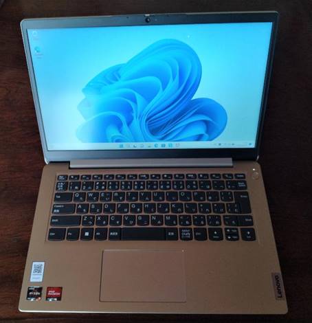 �e�[�u���̏�ɂ���m�[�g�p�\�R��

�����I�ɐ������ꂽ����