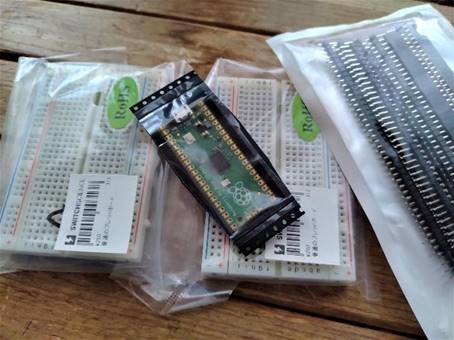 �e�[�u���̏�ɒu���ꂽ�`���V

�Ⴂ���x�Ŏ����I�ɐ������ꂽ����