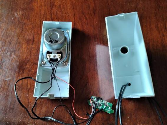 �ؐ��e�[�u���̏�ɒu���ꂽ�i�C�t

�Ⴂ���x�Ŏ����I�ɐ������ꂽ����