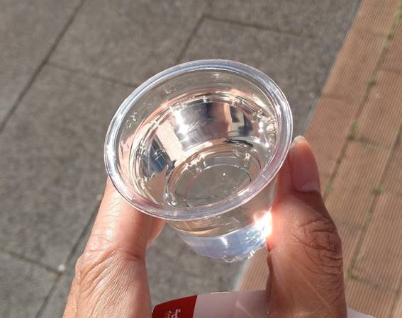 �l, ���O, �J�b�v, ���� ���܂܂�Ă���摜

�����I�ɐ������ꂽ����