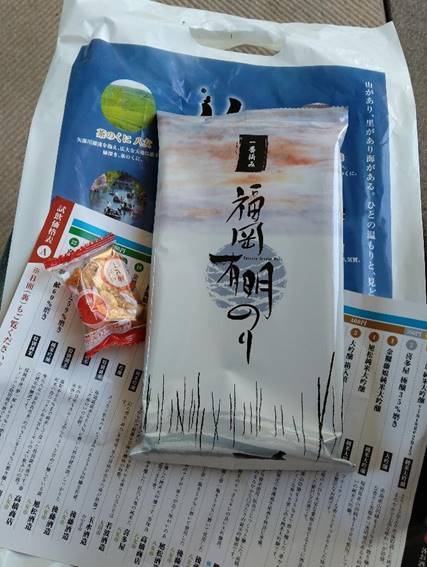 ��̏�ɒu���ꂽ�{

�����I�ɐ������ꂽ����