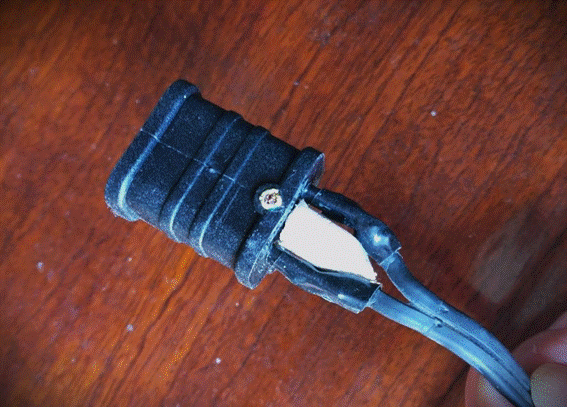 �ؐ��e�[�u���̏�ɒu���ꂽ�i�C�t

�����I�ɐ������ꂽ����