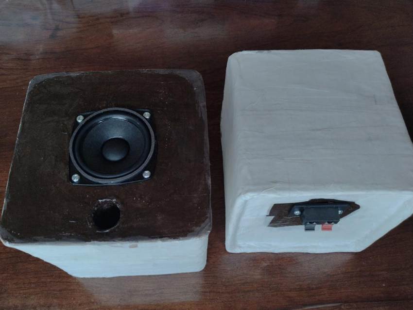 �ؐ��e�[�u���̏�ɒu���ꂽ�J����

AI �����R���e���c�͌����܂މ\��������܂��B