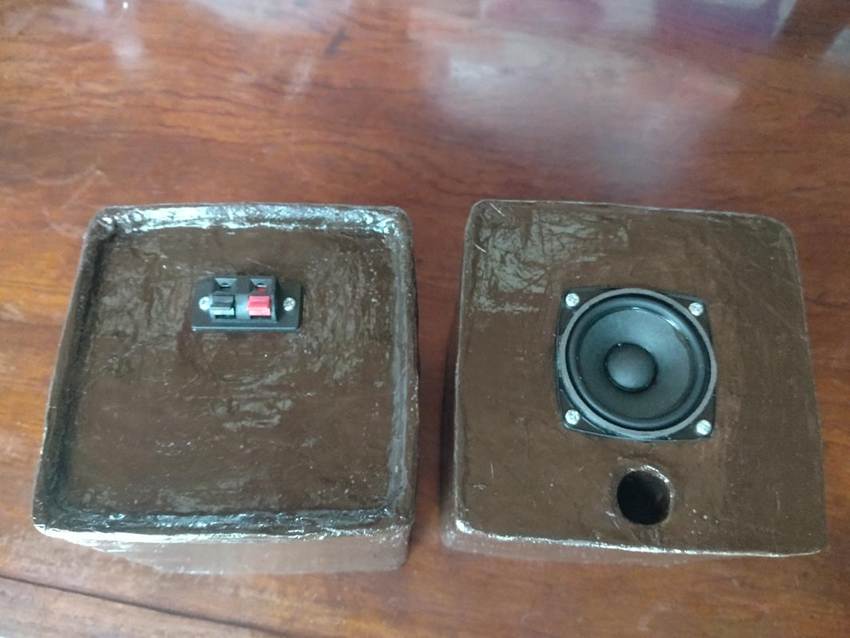 �e�[�u��, ����, �ؐ�, �X�s�[�J�[ ���܂܂�Ă���摜

AI �����R���e���c�͌����܂މ\��������܂��B