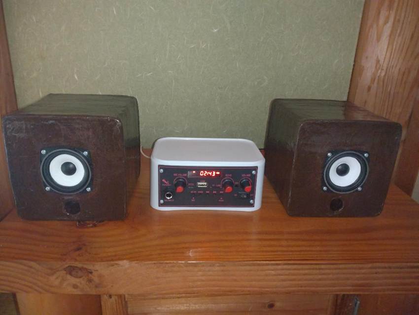 �ؐ��e�[�u���̏�ɒu���ꂽ�X�s�[�J�[

AI �����R���e���c�͌����܂މ\��������܂��B