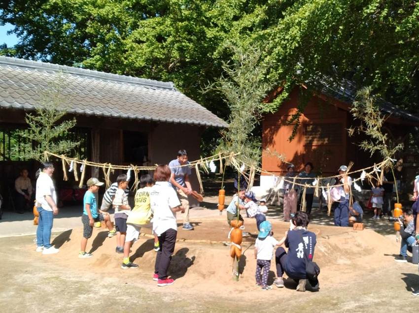 �����̑O�̍L��ɂ���l�X

AI �����R���e���c�͌����܂މ\��������܂��B