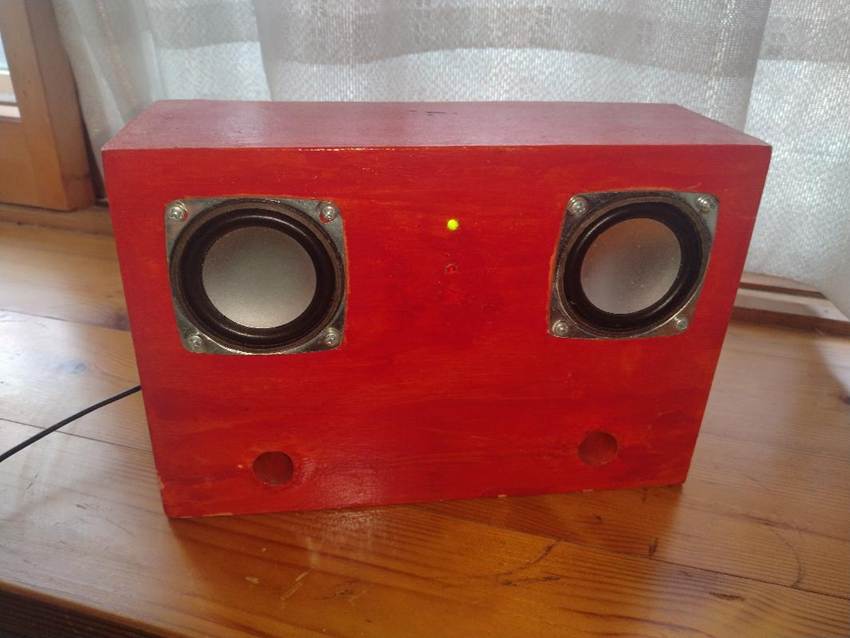 �e�[�u���̏�ɒu���ꂽ�X�s�[�J�[

AI �����R���e���c�͌����܂މ\��������܂��B