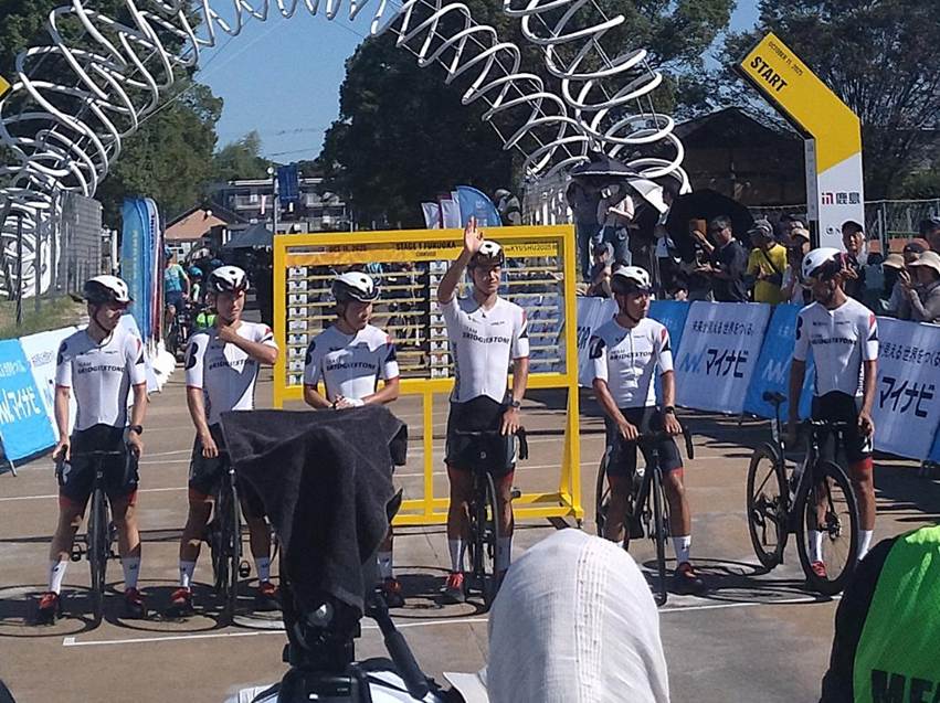 ���]�Ԃɏ���Ă���l����

AI �����R���e���c�͌����܂މ\��������܂��B