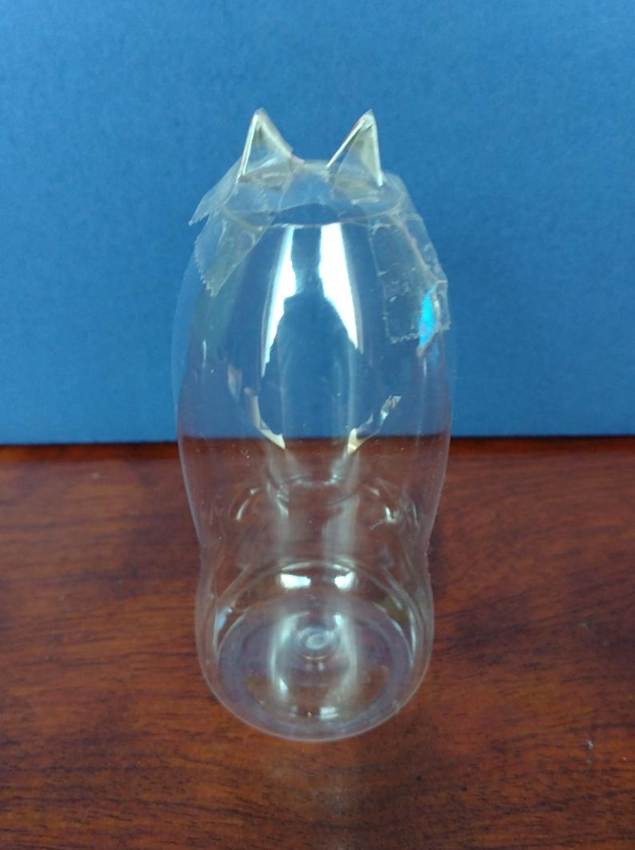 �e�[�u���̏�̃K���X�r

AI �����R���e���c�͌����܂މ\��������܂��B